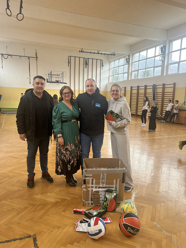 ЗВЕЧАНИ, 26. ЈАНУАРА /СРНА/ - Предсједник Организације породица заробљених и погинулих бораца и несталих цивила Сребренице Бранимир Којић поклонио је Основној школи "Вук Караџић" у Звечану спортску опрему за лакше одвијање часова физичког васпитања за 426 ученика.