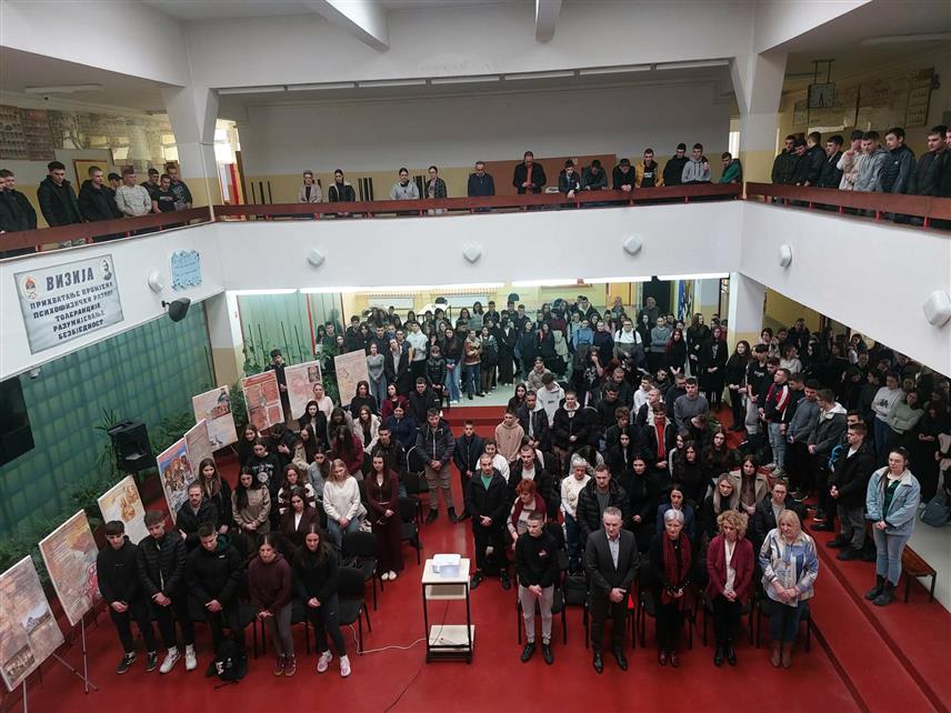 СРБАЦ, 26. ЈАНУАРА /СРНА/ - Србачки средњошколци данас су на Светосавској академији кроз игроказ, рецитације, пјесму, литерарне радове и филм показали своје знање о лику и дјелу утемељивачу српске цркве, државе и школства.