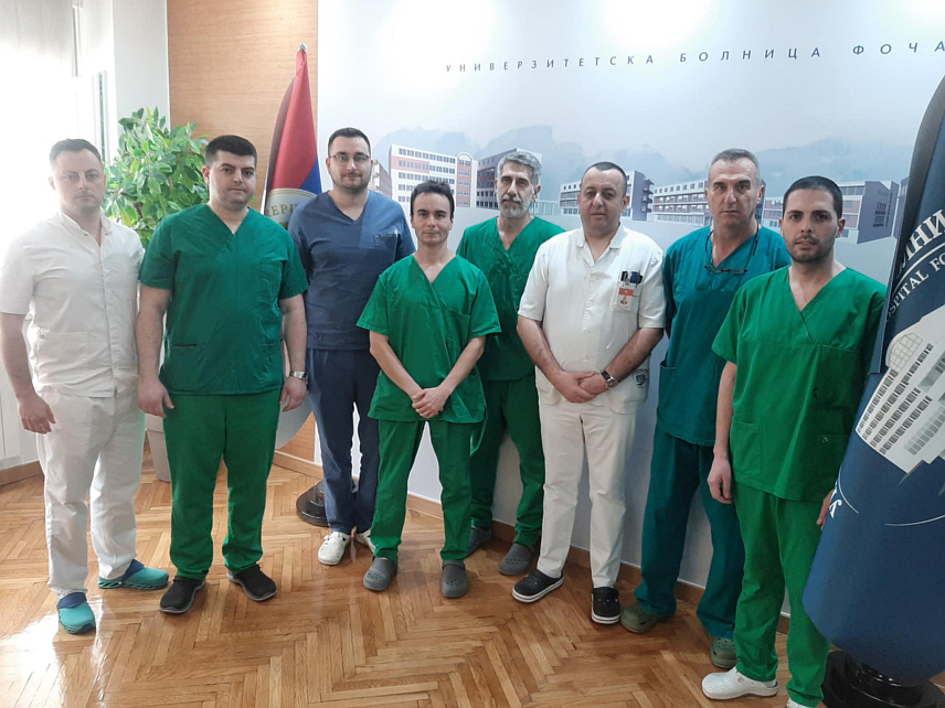 ФОЧА, 26. АНУАРА /СРНА/ - У Универзитетској болници Фоча 12 полазника, искусних хирурга који већ раде лапароскопије, похађају напредни курс лапароскопије, а ово је нови искорак реализован уз стручну подршку абдоминалног васкулраног хирурга Раденка Копривице из Опште болнице Нова Горица у Словенији.