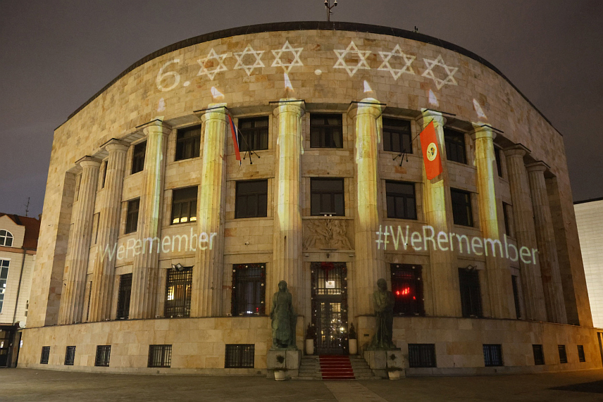 БАЊАЛУКА, 26. ЈАНУАРА /СРНА/ - Поводом Међународног дана сјећања на жртве Холокауста, вечерас је на Палати Републике у Бањалуци приказан број који симболизује 6.000.000 Јевреја који су страдали у Холокаусту. /Фото - Борислав Здриња/