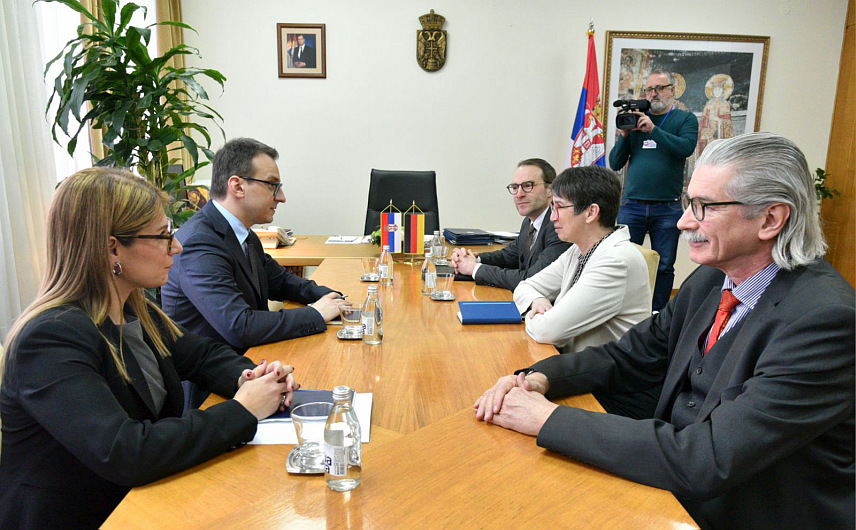 БЕОГРАД, 26. ЈАНУАРА /СРНА/ - Директор Канцеларије за Косово и Метохију Владе Србије Петар Петковић у разговору са њемачким амбасадором у Србији Анке Конрад и замјеником шефа Одсјека за западни Балкан Министарства иностраних послова Њемачке Матијасом Конрадом.