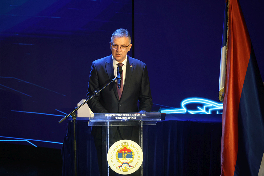 БАЊАЛУКА, 26. ЈАНУАРА /СРНА/ - Министар просвјете и културе Републике Српске Боривоје Голубовић додијелио је Светосавске награде на манифестацији "Наши учитељи", за девет истакнутих васпитно-образовних радника у Републици Српској за постигнуте резултате у области вапитања и образовања дјеце и ученика и допринос квалитетнијем васпитању и образовању у Републици Српској. /Фото - Борислав Здриња/