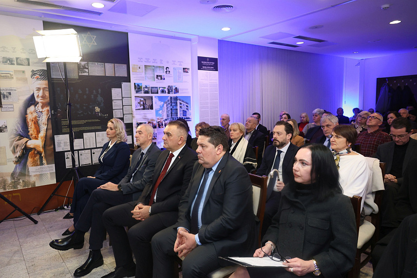 БАЊАЛУКА, 26. ЈАНУАРА /СРНА/ - У Јеврејском културном центру "Арие Ливне" у Бањалуци вечерас је почела Меморијална академија поводом Међународног дана сјећања на жртве Холокауста,Меморијалној академији присуствују предсједник Народне скупштине Републике Српске Ненад Стевандић, предсједник Владе Републике Српске Саво Минић, Његово преосвештенство епископ паркачко-славонски Јован./Борислав Здриња/