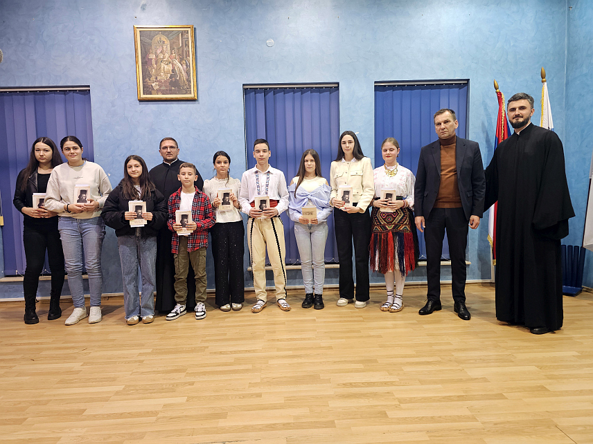 УГЉЕВИК, 26. ЈАНУАРА /СРНА/ - Вечерас је у Угљевику одржана Светосавска академија. У свечаном програму учествовали су ученици Основне школе "Алекса Шантић", Средњошколског центра "Михаило Петровић Алас", Пјевачка група "Равно Поље", Културно умјетничко друштво "Рудар", Хор при храму Свете Петке и Милош Цвијић.