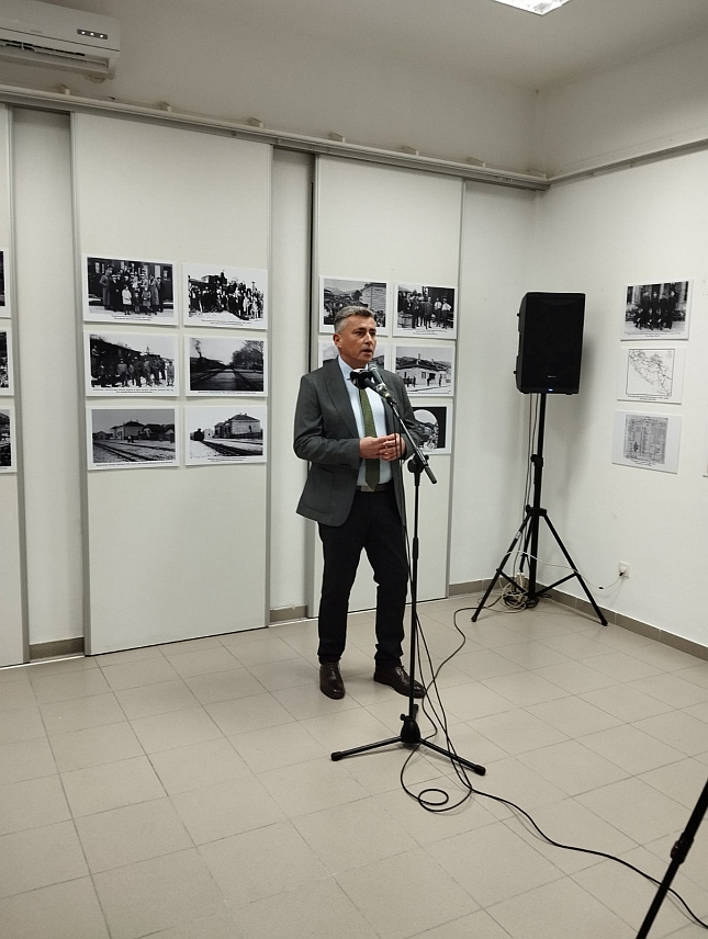 БИЛЕЋА, 26. ЈАНУАРА /СРНА/ - У Билећи је вечерас, у оквиру прославе крсне славе општине, отворена документарна изложба фотографија под називом "Билећа и Никшић - на истом колосијеку" поводом 90 година од почетка изградње жељезничке пруге Билећа - Никшић.