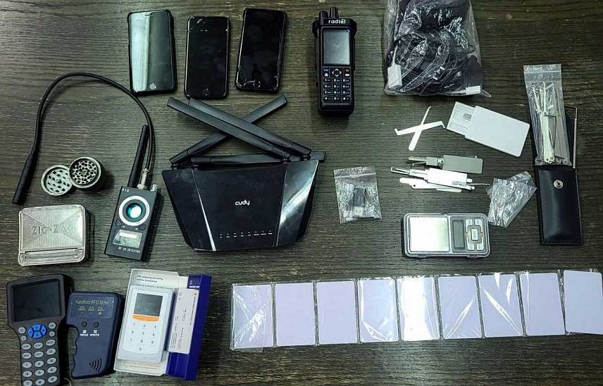 БЕОГРАД, 26. ЈАНУАРА /СРНА/ - На граничном прелазу Градина ухапшен је бугарски држављанин, због постојања основа сумње да је извршио кривична дјела фалсификовање и злоупотреба платних картица, прављење, набављање и давање другом средстaва за фалсификовање и неовлашћено држање дроге.	
