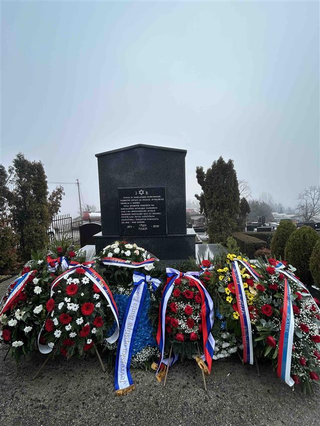 БАЊАЛУКА, 27. ЈАНУАРА /СРНА/ - Полагањем вијенаца на јеврејско спомен-обиљежје на Новом гробљу у Бањалуци, данас је обиљежен Међународни дан сјећања на жртве Холокауста.