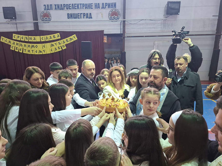 ВИШЕГРАД, 27. ЈАНУАРА /СРНА/ – Крсну славу - Савиндан обиљежила је данас вишеградска Основна школа "Вук Караџић". У оквиру свечаног програма ученици школе извели су пригодан културно-умјетнички програм - рецитације, пјесме и драмске приказе посвећене лику и дјелу Светог Саве. Обиљежавању школске славе присуствовали су представници јавног, културног и политичког живота општине, као и бројни родитељи и гости.