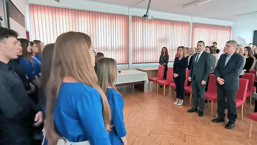 ДОБОЈ, 27. ЈАНУАРА /СРНА/ - Гимназија "Јован Дучић" у Добоју обиљежила је данас школску славу Светог Саву, а овогодишњи кум је замјеник министра одбране у Савјету министара Александар Гогановић.