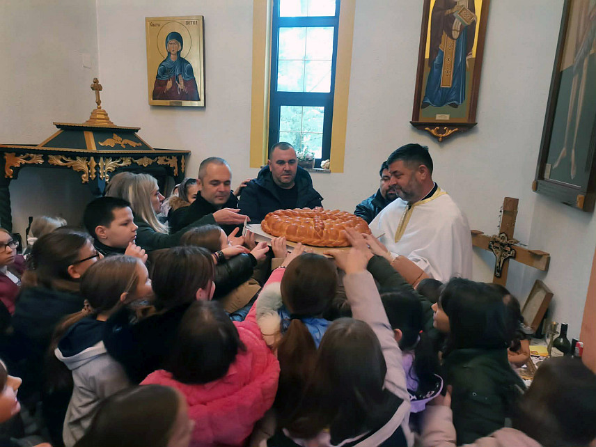 НОВИ ГРАД, 27. ЈАНУАРА /СРНА/ - У Храму Светог Саве у Сводни код Новог Града литургијом и славским обредом данас је обиљежена храмовна слава.