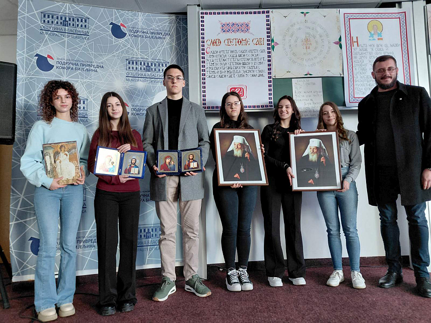 ВЛАСЕНИЦА, 27. ЈАНУАРА /СРНА/ - На Светосавској академији уручене су награде ауторима најбољих радова на школском конкурсу "Значај Светог Саве за вјеру и културу", те су тако у категорији лијепог писања – калиграфији, прво мјесто подијелили Нађа Ковачевић и Јован Дошић, друго је припало Андреи Кекић, а треће Јовани Деурић.