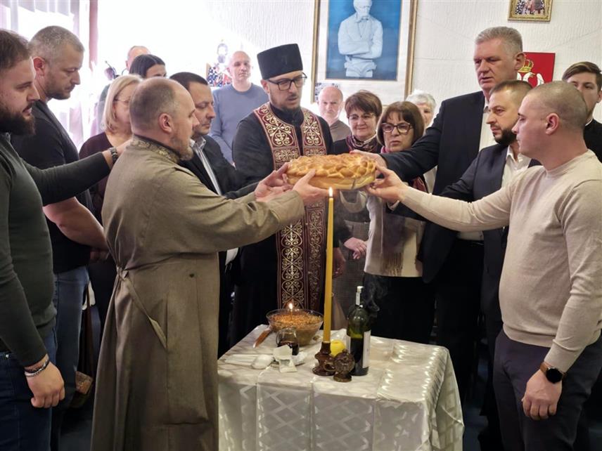 ЛОПАРЕ, 27. ЈАНУАРА /СРНА/ - Школска слава Свети Сава свечано је данас обиљежена у свим школама на подручју Лопара у којима наставу похађају 424 основца и 147 средњошколаца, а у Средњошколском центру "Вук Караџић" сломљен је славски колач.