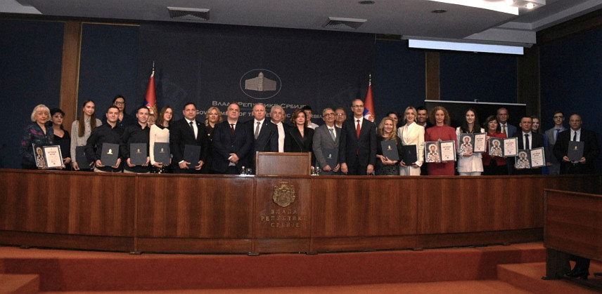 БЕОГРАД, 27. ЈАНУАРА /СРНА/ - Премијер Србије Ђуро Мацут и министар просвјете Дејан Вук Станковић уручили су данас у Београду Светосавске награде - признања појединцима и установама за изузетне резултате постигнуте у области образовања и васпитања у прошлој години.