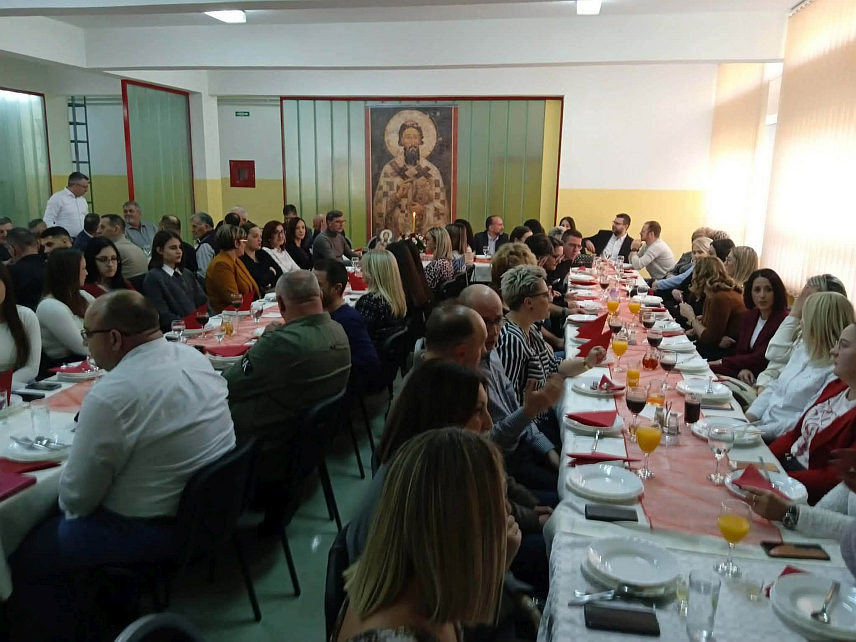 СРБАЦ, 27.ЈАНУАРА /СРНА/ - У свим школама на подручју Српца данас је на свечан начин обиљежена крсна слава Свети Сава, директор Центра средњих школа "Петар Кочић" Миленко Живанић честитао је најбољим ученицима на труду и залагању.