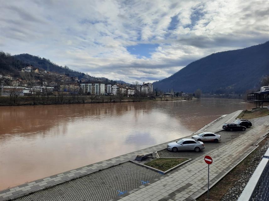 ЗВОРНИК, 27. ЈАНУАРА /СРНА/ - Водостај Дрине на подручју Зворника у благом је порасту, сапштено је данас из зворничке Градске управе.