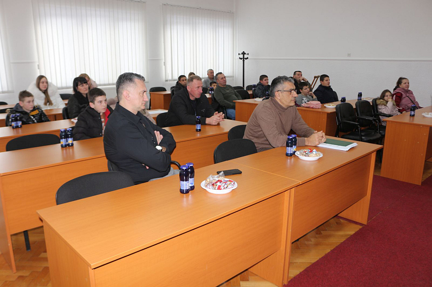 РОГАТИЦА, 27. ЈАНУАРА /СРНА/ - Начелник општине Рогатица Нинослав Прелић на пријему који је данас уприличио за ученике подручних школа и њихове родитеље.