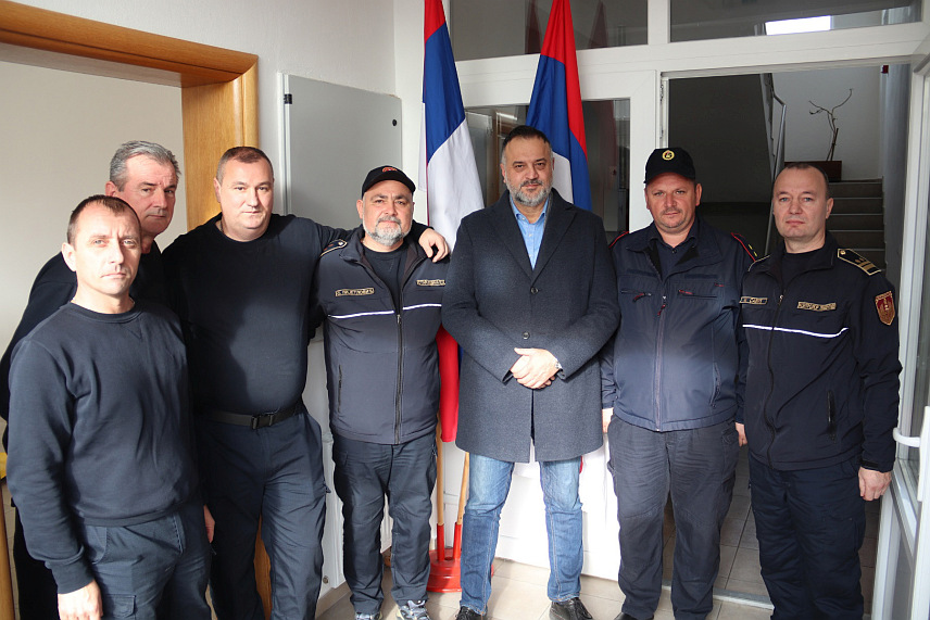 БАЊАЛУКА, 28. ЈАНУАРА /СРНА/ - Територијална ватрогасно-спасилачка једница Дервента данас је примила донацију ватрогасне опреме Добровољног ватрогасног друштва Бује из Хрватске вриједну 30.000 КМ.