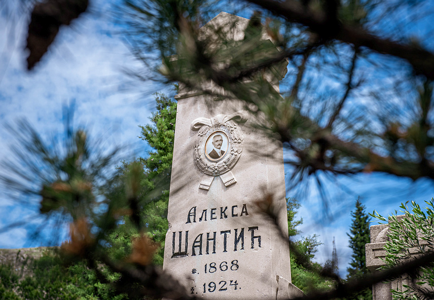 МОСТАР, 28. ЈАНУАРА /СРНА/ - На гробу Алексе Шантића на православном гробљу Бјелушне у Мостару у недјељу, 1. фебруара, биће служен помен и положено цвијеће поводом 102 године од смрти великог пјесника.	
