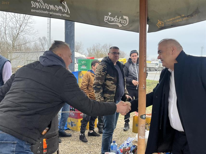 КОЗАРСКА ДУБИЦА, 28. ЈАНУАРА /СРНА/ - Министар саобраћаја и веза Републике Српске Зоран Стевановић пружио је данас подршку превозницима који протестују на Међународном граничном прелазу Доња Градина-Јасеновац и истакао да је њихов чин оправдан и представља опомену за оне који одлучују о судбини домаћих превозника, као и да су сви на губитку.