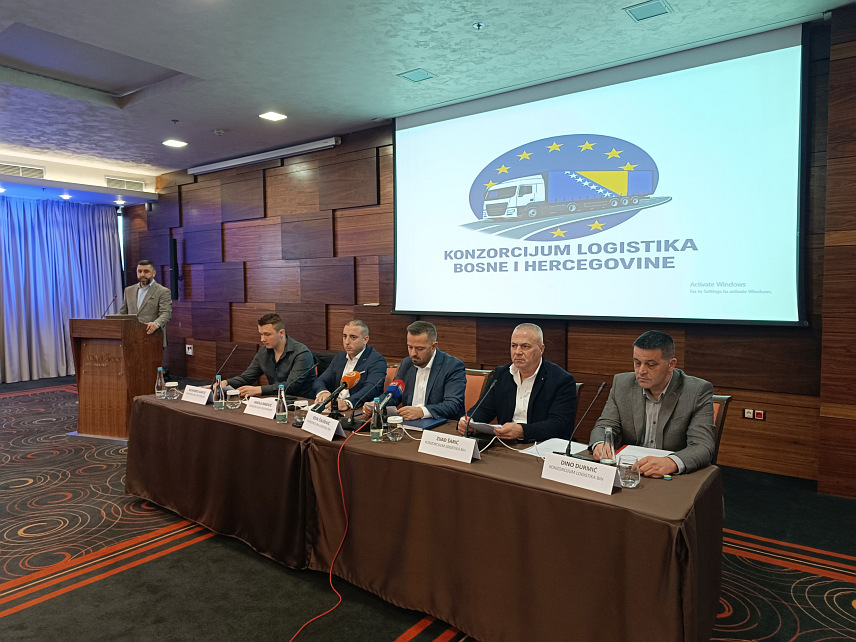 САРАЈЕВО, 28. ЈАНУАРА /СРНА/ – Хиљаде камиона налази се на блокадама граничних прелаза, а од априла БиХ пријети застој у друмском транспорту и снабдијевању због пуне примјене система уласка и изласка из ЕУ и дискриминације возача, рекао је члан Управе Конзорцијума "Логистика БиХ" Зијад Шарић, истичући да превозници неће одустати од протеста без јасних и писаних рјешења.