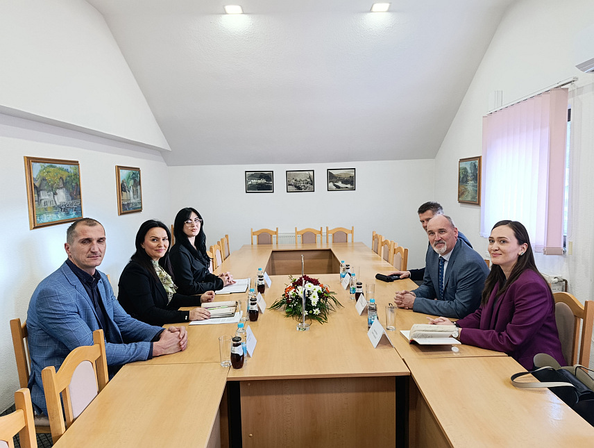 ЈЕЗЕРО, 28. ЈАНУАРА /СРНА/ - Амбасадор Швајцарске у БиХ Габриjеле Деригети данас је посјетио општину Језеро на позив начелника Снежане Ружичић, са којом је разговарао о могућностима развоја ове локалне заједнице.