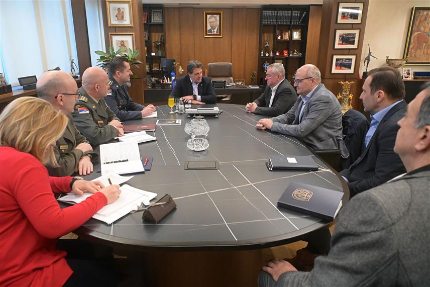 БЕОГРАД, 28. ЈАНУАРА /СРНА/ - Министар одбране Србије Братислав Гашић и генерални директор Јавног предузећа "Србијагас" Душан Бајатовић разговарали су данас у Београду о могућностима гасификације касарни широм Србије.