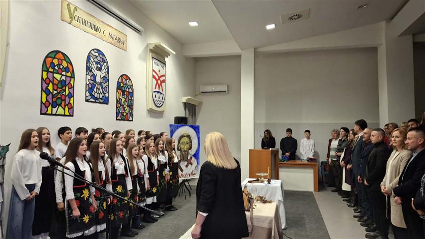 НОВИ ГРАД, 28. ЈАНУАРА /СРНА/ - У Културно-образовном центру у Новом Граду вечерас је одржана Светосавска академија коју су припремили ученици четири новоградске основне школе "Вук Караџић", "Свети Сава", "Драган Вујановић" и "Бранко Ћопић".