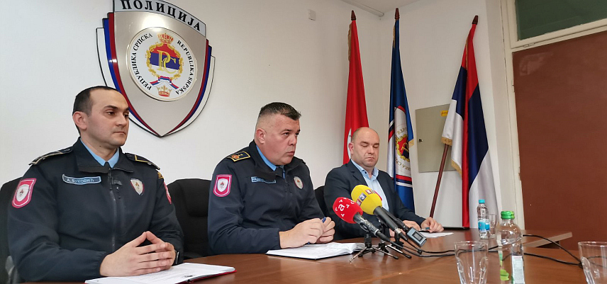 ДОБОЈ, 29. ЈАНУАРА /СРНА/ - Начелник ПУ Добој Слободан Радинковић и начелник Сектора криминалистичке полиције ПУ Добој Драган Сушић на конференцији за новинаре у Полицијској управи у Добоју.