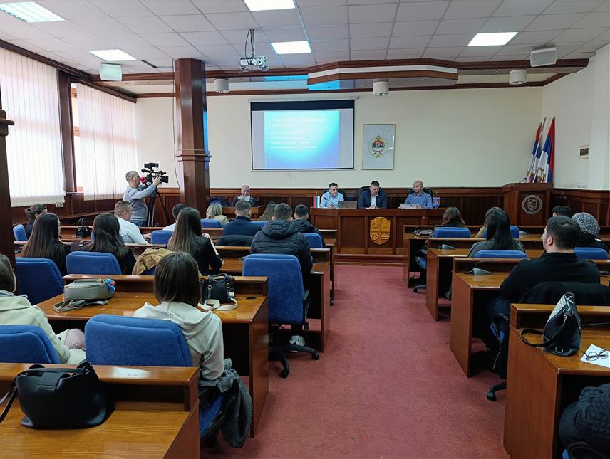 МРКОЊИЋ ГРАД, 29. ЈАНУАРА /СРНА/ - Начелник општине Мркоњић Град Драган Вођевић данас је потписао уговоре о стипендирању са 118 студената, за шта ће бити издвојено 170.100 КМ.