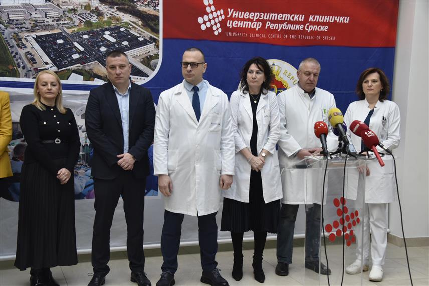 БАЊАЛУКА, 29. ЈАНУАРА /СРНА/ - Руководиоци Универзитетског клиничког центра Републике Српске /УКЦ/ и Болнице Требиње данас су у Бањалуци потписали уговор о унапређењу сарадње, који предвиђа едукацију требињског кадра.