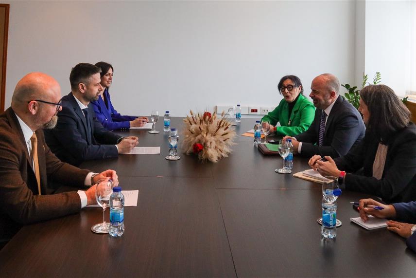 САРАЈЕВО, 29. ЈАНУАРА /СРНА/ - Министар финансија у Савјету министара Срђан Амиџић и отправник послова Амбасаде САД Џон Гинкел одржали су данас састанак у Сарајеву.