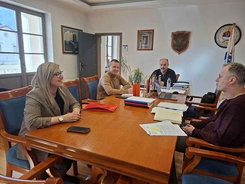ВИШЕГРАД, 29. ЈАНУАРА /СРНА/ - Директор Центра за социјални рад Милица Стојановић на састанку са начелником општине Младеном Ђуревићем.