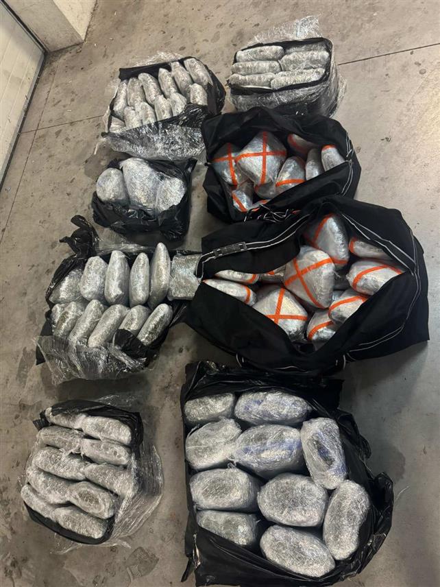 ПОДГОРИЦА, 29. ЈАНУАРА /СРНА/ - Мушкарац чији су иницијали А.Љ. /38/ ухапшен је у насељу Стари аеродром у Подгорици због сумње да је прокријумчарио 107 килограма марихуане, саопштено је из Управе полиције Црне Горе.