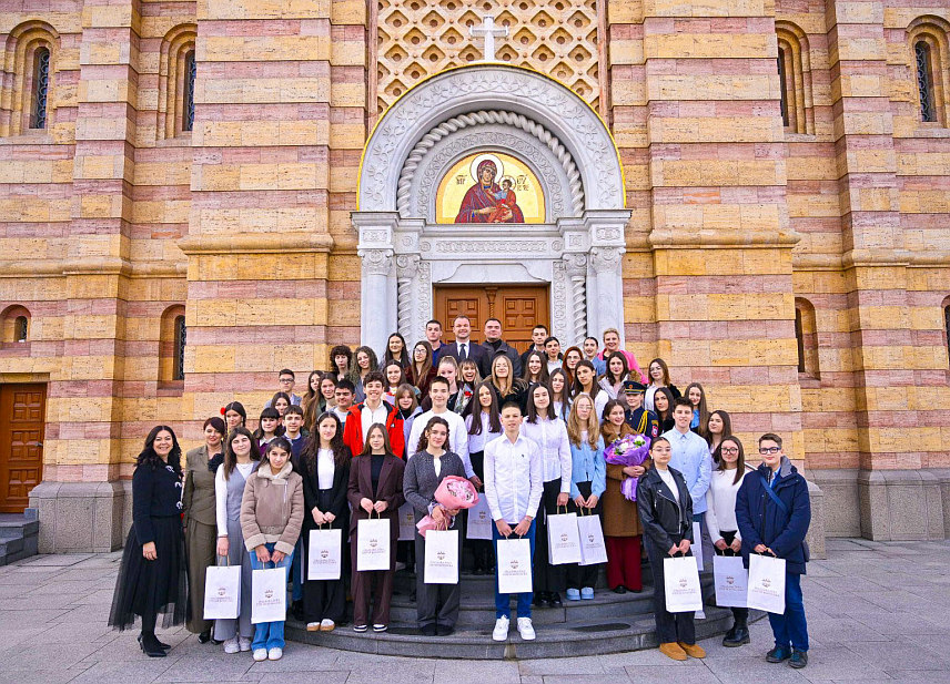 БАЊАЛУКА, 29. ЈАНУАРА /СРНА/ - Светосавске награде данас је добило 30 бањалучких основаца и 18 средњошколаца, које им град Бањалука традиционално додјељује.