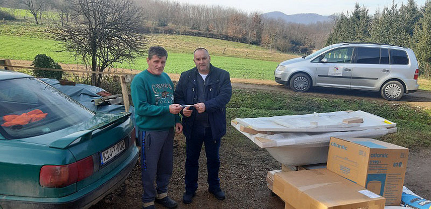 СРБАЦ, 29. ЈАНУАРА /СРНА/ - Борачка организација општине Србац уручила је данас демобилисаном борцу Николи Милановићу из србачког мјеста Корови комплетну санитарну опрему и остали материјал неопходан за опремање купатила.