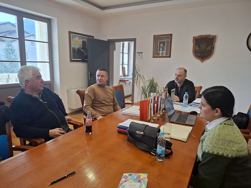 ВИШЕГРАД, 29. ЈАНУАРА /СРНА/ - Начелник општине Вишеград Младен Ђуревић и предсједник општине Сопот Живорад Милосављевић договорили су културну сарадњу кроз заједничке активности културно-умјетничких друштава и хора.