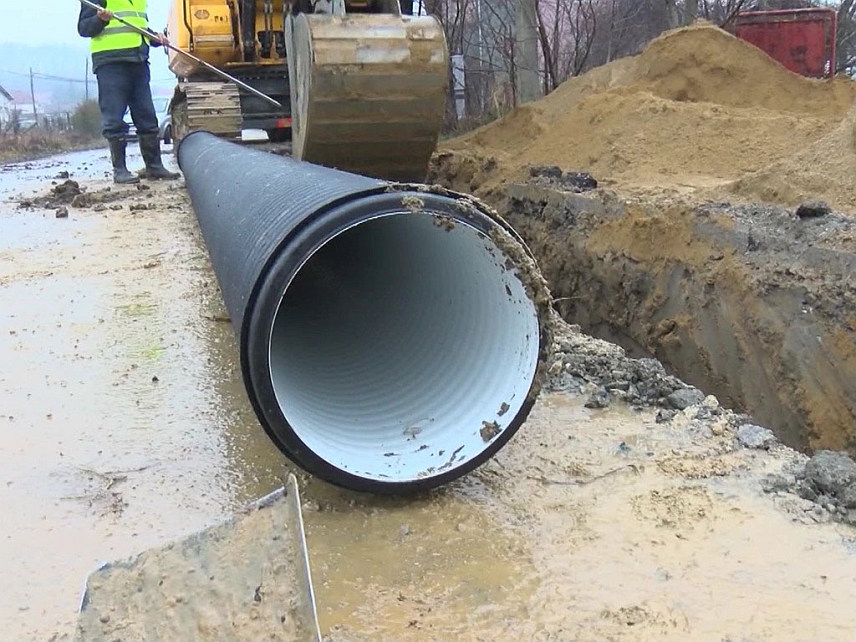 ТРЕБИЊЕ, 29. ЈАНУАРА /СРНА/ - У Требињу ће 2. фебруара почети радови на изградњи канализационе мреже за одводњу отпадних и оборинских вода у насељу Полице, у шта ће бити уложено више од 4,4 милиона КМ.