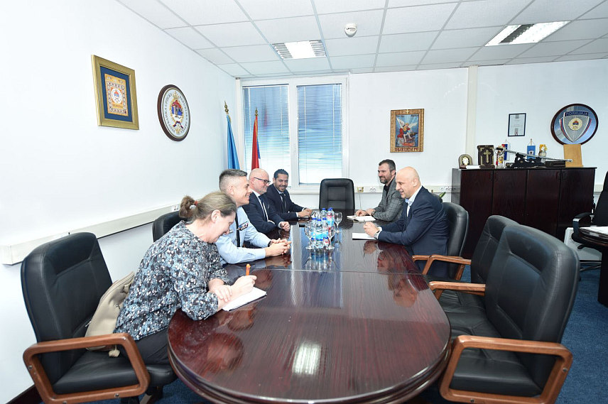 БАЊАЛУКА, 29. ЈАНУАРА /СРНА/ - Директор полиције Републике Српске Синиша Кострешевић и официри за везу Француске у БиХ и Хрватској потврдили су данас успјешну сарадњу у области стручног усавршавања и размјени искуства.