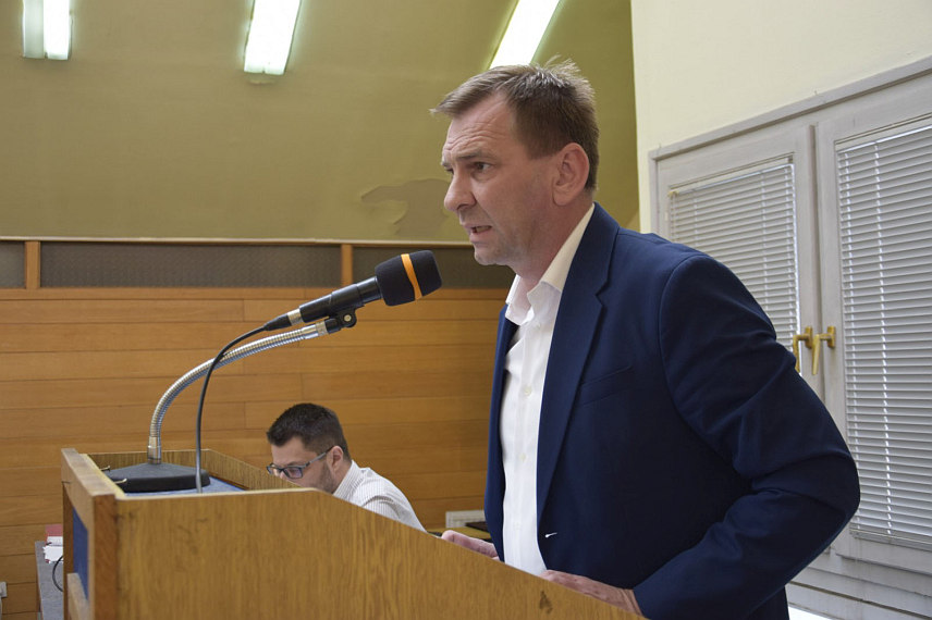 УГЉЕВИК, 29. ЈАНУАРА /СРНА/ - Скупштина општине Угљевик усвојила је данас буџет за ову годину од 21.955.000 КМ, а начелник Драган Гајић изјавио је да ће свака марка бити потрошена искључиво намјенски и да ће буџетом располагати домаћински.