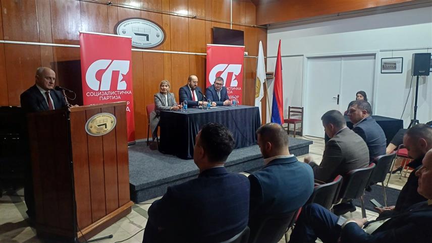 ДЕРВЕНТА, 29. ЈАНУАРА /СРНА/ - Предсједник Социјалистичке партије /СП/ Петар Ђокић присуствовао је вечерас изборној конференцији Градског одбора СП-а у Дервенти.