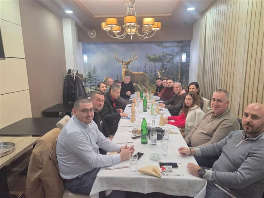 БИЈЕЉИНА, 29. ЈАНУАРА /СРНА/ - Регионални одбор бијељинског ДЕМОС-а донио је вечерас одлуку о иступању из ове партије и пружио подршку политичком покрету Чедомира Стојановића, објавио је Стојановић на друштвеним мрежама.