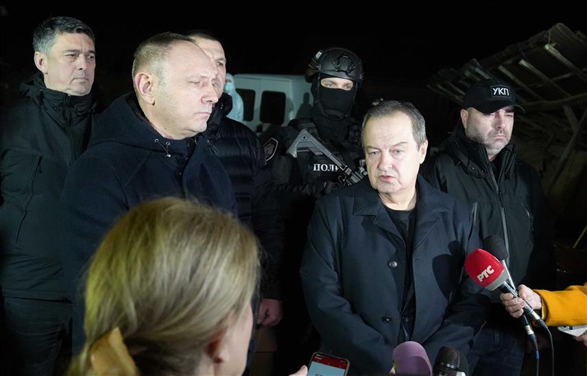 БЕОГРАД, 29. ЈАНУАРА /СРНА/ - Министар унутрашњих послова Србије Ивица Дачић рекао је да су у акцији пљенидбе пет тона марихуане код Крушевца ухапшене двије особе, док се и даље трага за трећом за коју се сумња да је главни организатор.