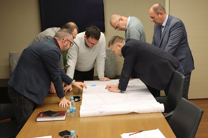 УГЉЕВИК, 29. ЈАНУАРА /СРНА/ - Директор "Електропривреде Републике Српске" Лука Петровић вечерас je посјетио РиТЕ "Угљевик" и о наредним активностима разговарао са управом предузећа, а директор Жарко Новаковић упознао га је са динамичким планом стављања у експлоатацију рударског поља "Исток два".