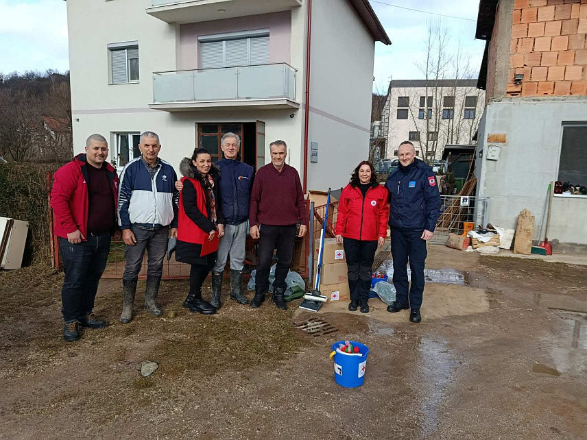 ПАЛЕ, 29. ЈАНУАРА /СРНА/ - Црвени крст Републике Српске пружио је интервентну помоћ најугроженијим домаћинствима у општини Источна Илиџа и подијелио им сетове за чишћење и дезинфекцију, гумене чизме те пакете хране како би се ублажиле посљедица поплава.