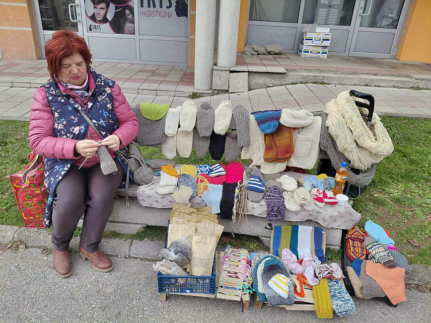 ИСТОЧНО САРАЈЕВО, 2. ЈАНУАРА /СРНА/ - Крај прошле и почетак ове године обиљежиле су ниске температуре ваздуха, али то није спријечило вриједне плетиље да на клупама на улицама Источног Сарајева плету вунене чарапе, приглавке, рукавице, шалове, капе и шарене папе за малишане и по симболичним цијенама нуде своје рукотворине туристима и грађанима.