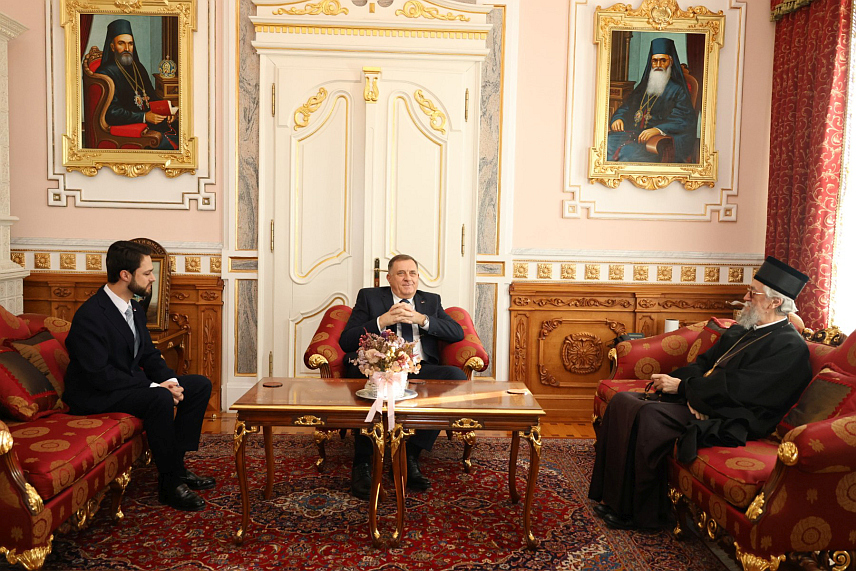 БАЊАЛУКА, 2. ЈАНУАРА /СРНА/ - Предсједник СНСД-а Милорад Додик састао се данас у Бањалуци са Његовим високопреосвештенством митрополитом бањалучким Јефремом. Састанак је одржан у Владичанском двору. /Фото - Борислав Здриња/