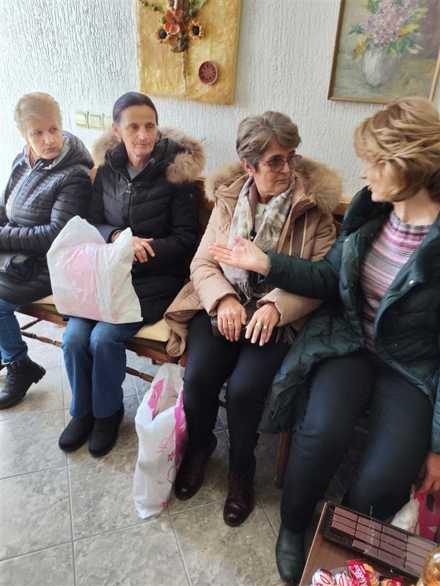 БРАТУНАЦ, 2. ЈАНУАРА /СРНА/ - Предсједник Општинске организације породица заробљених и погинулих бораца и несталих цивила Братунац Радојка Филиповић уручила је данас робно-новчане поклоне за девет породица, чланова ове организације.