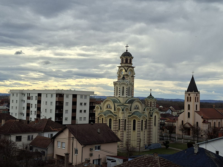ШАМАЦ, 2. ЈАНУАРA /СРНА/ - На Храму Светог великомученика Димитрија у Шамцу постављена су четири сата која су освијетљена, те нове жалузине на звоник, а радове вриједне 50.000 КМ обезбиједили су АП Војводина, Општинска управа и Црквена општина Шамац.