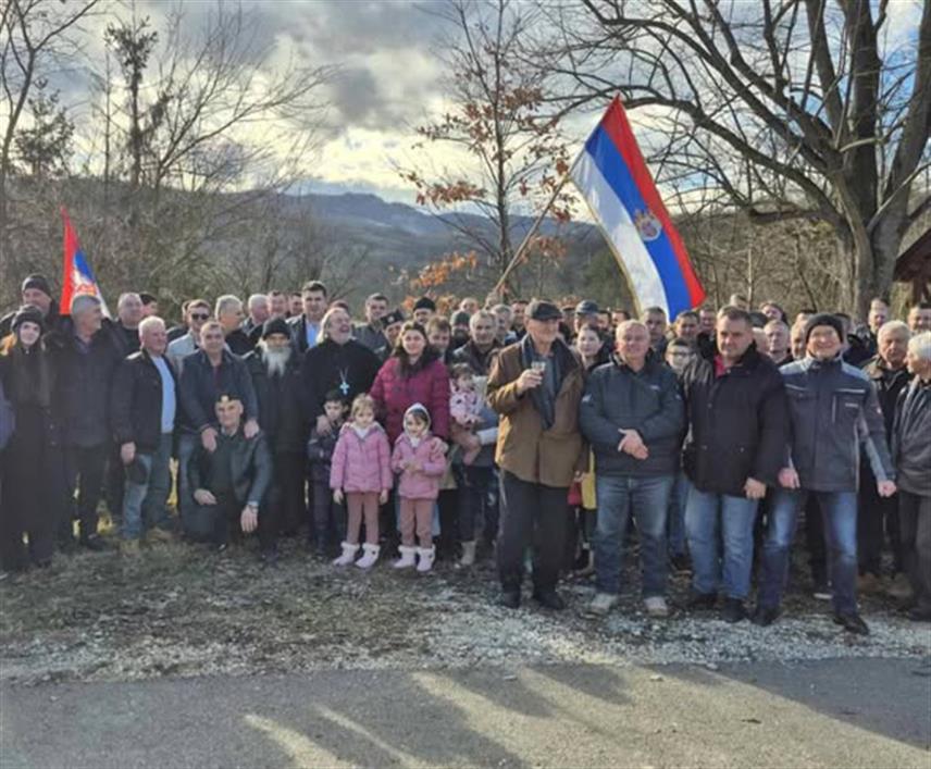 ЛОПАРЕ, 2. ЈАНУАРА /СРНА/ - Мјештани Прибоја и околних села на Мајевици организовали су данас традиционалну сјечу бадњака који су унијели у порту прибојског храма Рођења Пресвете Богородице.