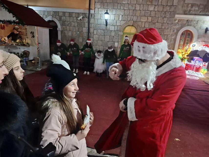 ВИШЕГРАД, 2. ЈАНУАРА /СРНА/ - У оквиру манифестације "Зимски дани Вишеграда", вечерас је у Андрићграду одржан емотиван наступ корисница Дома за лица са инвалидитетом, које су пјесмом и игром обрадовале бројне посјетиоце и измамиле аплаузе присутних.